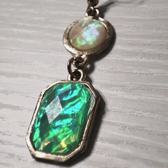 Faceted Gold Tone Seafoam Green Iridescent Pierced Earrings Mermaid Beach Theme - Picture 3 of 6